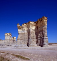                         Those who have heard of Kansas know that much of it is famously flat, with some rolling hills and vast grasslands in the eastern and central parts of the state but they don't often think of rock formations                        