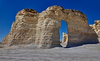                         Those who have heard of Kansas know that much of it is famously flat, with some rolling hills and vast grasslands in the eastern and central parts of the state, but they don't often think of rock formations like this                        