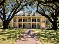                         The Greek Revival-style manor house at Oak Alley in Vacherie, Louisiana, one of the historic former plantations on the River Road that winds along the Mississippi River in the southern U.S. state                        