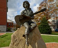                         Sculpture of legendary country-music singer Dolly Parton outside the Sevier County Courthouse in Sevierville, a small city midway between larger Knoxville and the Great Smoky Mountains National Park in eastern Tennessee                        