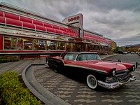                         Nostalgia reigns at the Sunliner Diner, which evokes the look and feel (and milkshakes and burgers and jukebox music) of a 1950s classic diner in Pigeon Forge, a onetime sedate farming community turned quirky entertainment mecca in eastern Tennessee                        