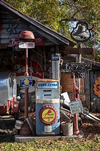                         This delightful assemblage of vintage collectibles along a highway in Pinson, Tennessee, has no visible name or owner and it's free for the looking and enjoyment                        