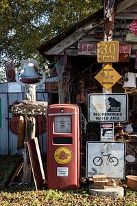                         This delightful assemblage of vintage collectibles along a highway in Pinson, Tennessee, has no visible name or owner and it's free for the looking and enjoyment                        