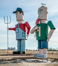                         Members of the "World's Largest Tin Family," part of artist Gary Greff's series of metal-art installations along North Dakota's "Enchanted Highway," a 32-mile stretch of a county road in the southwestern part of the state                        