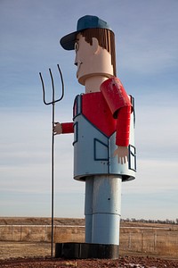                         A member of the "World's Largest Tin Family," part of artist Gary Greff's series of metal-art installations along North Dakota's "Enchanted Highway," a 32-mile stretch of a county road in the southwestern part of the state                        