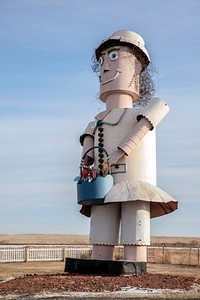                        A member of the "World's Largest Tin Family," part of artist Gary Greff's series of metal-art installations along North Dakota's "Enchanted Highway," a 32-mile stretch of a county road in the southwestern part of the state                        