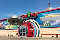                         This outer-space-themed art on the entrance wall of the Space Aliens Grill & Bar in Fargo, North Dakota, a city on the state's eastern border with Minnesota, wraps around to another side as well                        