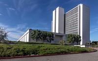                         This 17-story Federal Building on Wilshire Boulevard in Los Angeles, California sits in the middle of a former golf course on 28 acres of land                        
