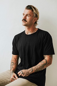 Men&#39;s black tee mockup psd on tattooed model