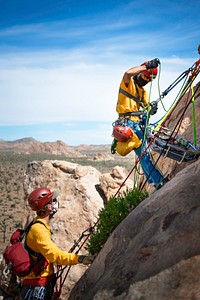 Joshua Tree Search and Rescue practicing dual-attendant litter rescue