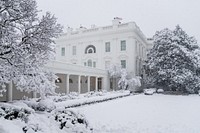 The first snow of the year falls at the White House, Monday January 3, 2022. (Official White House Photo by Cameron Smith) 
