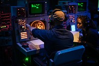 Chief Operations Specialist Mark Chaisson teaches Ensign Elizabeth Herington how to use a radar console aboard the Wasp-class amphibious assault ship USS Kearsarge (LHD 3) Atlantic Ocean, August 3, 2021. (U.S. Navy photo by Mass Communication Specialist Seaman Taylor Parker). Original public domain image from Flickr