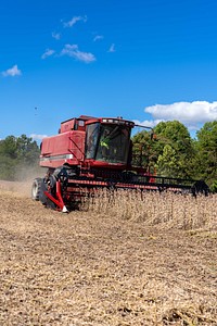 Scully farm cover crop seedingMike Scully harvests soybeans at Scully Family Farms in Spencer, Indiana Sept. 29, 2022. (NRCS photo by Brandon O’Connor)