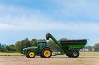 Mike Starkey Soybean HarvestThe grain bin returns to the field after emptying as Mike Starkey harvests soybeans on a 135-acre field in Brownsburg, Indiana Sept. 23, 2022. Starkey practices no-till farming, plants cover crops in between cash crop season and rotates his fields between corn and soybeans as part of a soil health management system. (NRCS photo by Brandon O’Connor)