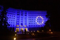 09.05.2022 &ndash; Clădirea Parlamentului iluminată &icirc;n culorile drapelului Uniunii Europene