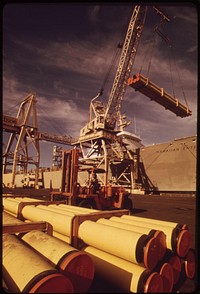 Unloading pipes from ocean liner. Almost all supplies for Hawaii come by sea, October 1973. Photographer: O'Rear, Charles. Original public domain image from Flickr