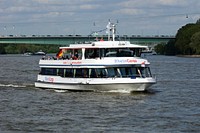 Hafenrundfahrtschiff RheinCargo auf Fahrt in Köln.