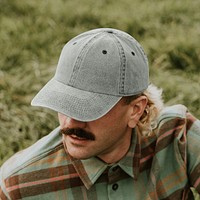 Cap mockup psd on urban men&rsquo;s head