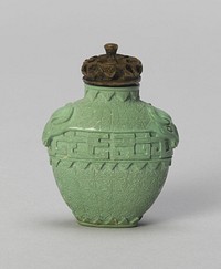 Spade-Shaped Snuff Bottle with Mock Ox-Head Handles