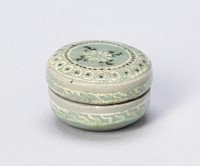 Covered Cosmetic Box with Chrysanthemum Flower Heads