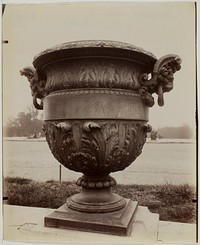Versailles, Vase par Ballin by Jean-Eugène-Auguste Atget
