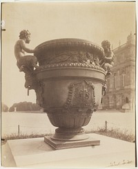 Versailles, Vase par Ballin by Jean-Eugène-Auguste Atget