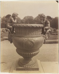 Versailles, Vase par Ballin by Jean-Eugène-Auguste Atget