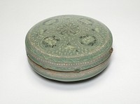 Covered Cosmetic Box with Chrysanthemum Flower Heads