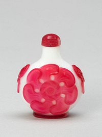 Snuff Bottle with Seven-Petal Flower Heads