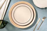 Plate psd mockup tableware at restaurant