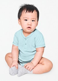 Psd baby's clothing mockup in studio