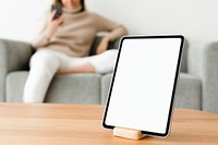 Digital tablet white screen mockup psd on a wooden table