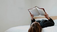 Woman reading book HD wallpaper, hobby image