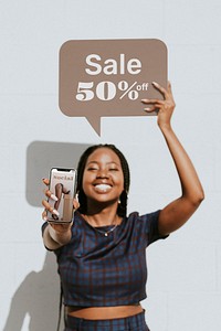 Speech bubble sign mockup, cheerful black woman psd