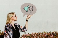 Woman holding speech bubble sign mockup psd