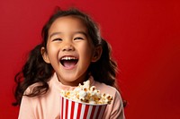 Popcorn eating child happy. 