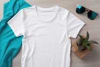 Sunglasses t-shirt turquoise sleeve.