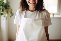 T-shirt sleeve white apron. 