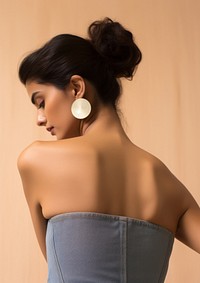 Woman wearing a Strapless back strapless earring. 