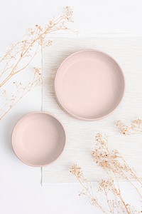 Pink plate psd mockup in flat lay style with dried flowers