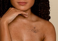 Collar bone tattoo mockup on woman psd