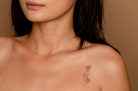 Collar bone tattoo mockup on woman psd