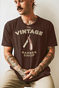 Men&#39;s black tee mockup psd on tattooed model