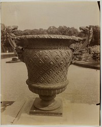 Versailles, Vase par Ballin by Jean-Eugène-Auguste Atget