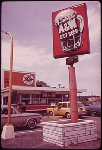 Roadside Eating on Hylan Boulevard in Staten Island 06/1973. Photographer: Tress, Arthur. Original public domain image from Flickr