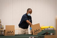 DHS Secretary Alejandro Mayorkas Volunteers at Capital Area Food BankWASHINGTON (November 23, 2022) Homeland Security Secretary Alejandro Mayorkas receives a tour of the Capital Area Food Bank and helps to sort and pack donated food into boxes for distribution ahead of the holidays. (DHS Photo by Sydney Phoenix)