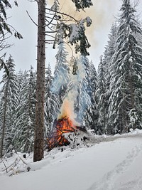 Pile burning on the Gifford Pinchot National Forest on Nove 30, 2022. Snowy conditions reduce the risk of fires escaping safety perimeters while still allowing burn objectives to be accomplished.