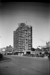 Construction site, Taranaki Street, Wellington (1920s to 1930s) by Roland Searle.