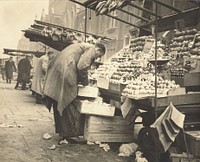 Street vendor, London (circa 1935-1939) by Marion Queenie Kirker.