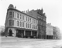 [Brown, Ewing & Co. and Wains Hotel, Princes Street, Dunedin] by Burton Brothers.